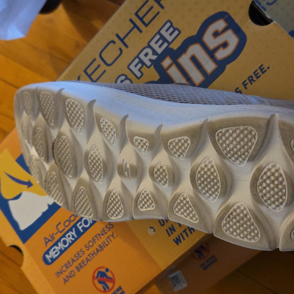 Skechers Womans Like NEW Hands Free Slip-On Sneaker in Light Taupe - Picture 4 of 7